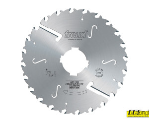 Thin kerf saw blades with rakers