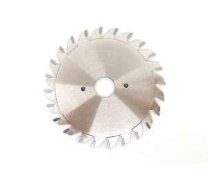 Adjustable scoring saw blades